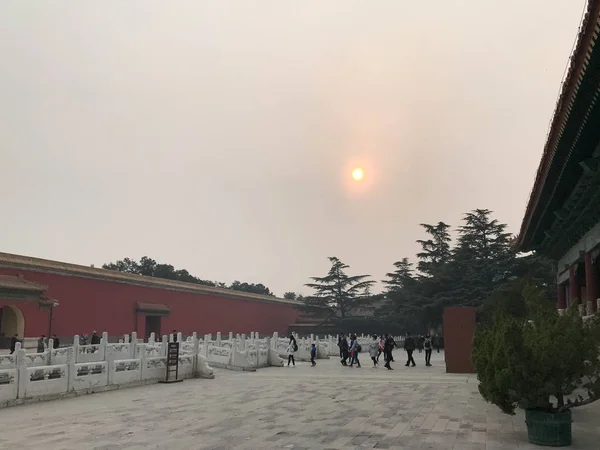 Personnes près du mur de la porte dans Imperial Hall — Photo