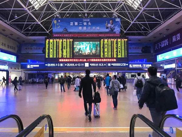 Persone nella hall della stazione ferroviaria di Pechino Ovest — Foto Stock