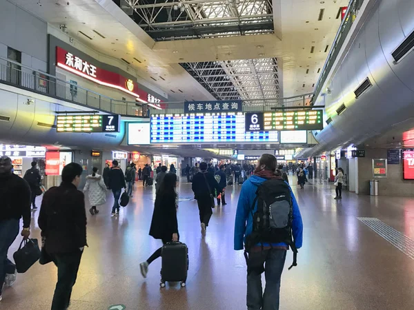 Travelers in hall of Beijing West Railway Station — Stock Photo, Image