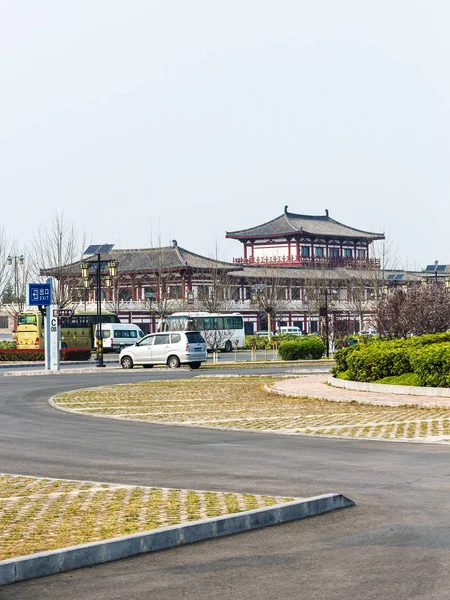 Park ve otel Longmen mağarasını alanında — Stok fotoğraf