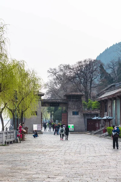 Turisti a piedi a Grotte Longmen — Foto Stock