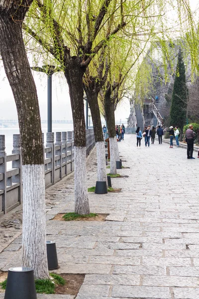 Tourists on embankment of Yi river in Longmen — Stock Photo, Image