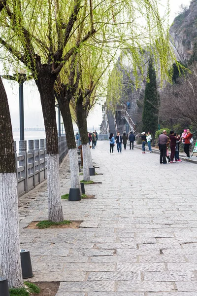 Gente en el terraplén del río Yi en Longmen — Foto de Stock