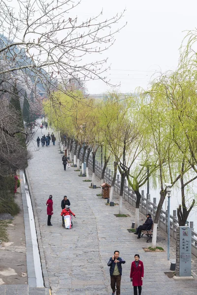 Visitors on embankment of Yi river on West Hill — Stock Photo, Image