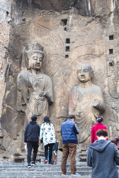 Turystów w pobliżu buddyjskie rzeźby w grocie — Zdjęcie stockowe
