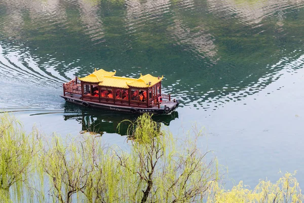 Barca passeggeri nel fiume Yi nella zona di Longmen — Foto Stock