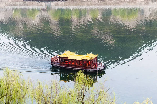 客轮在沂河龙门地区 — 图库照片