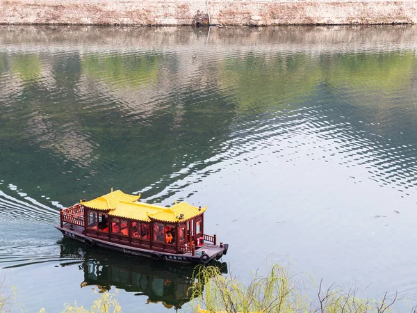 Boot auf dem Fluss Yi im Longmen-Gebiet — Stockfoto
