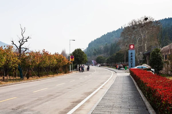 Bezoekers op weg naar de grotten van Longmen — Stockfoto