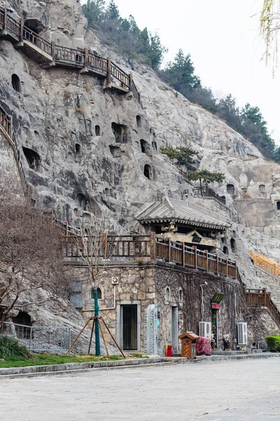 Camino y pendiente tallada en grutas de Longmen —  Fotos de Stock