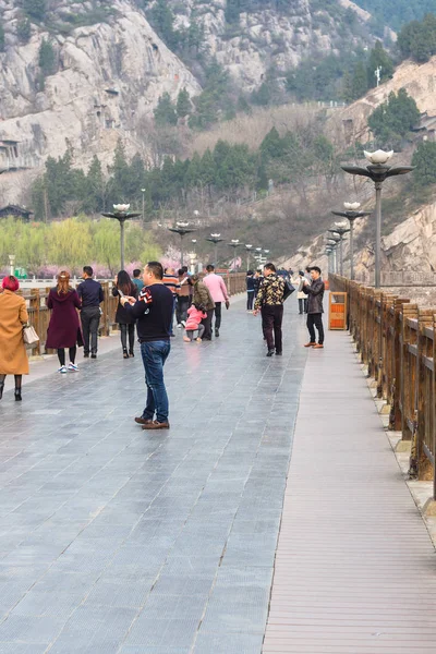 Touristen an der Manshui-Brücke am Yi-Fluss — Stockfoto