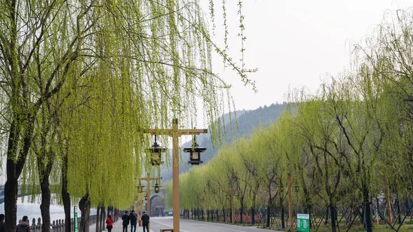 insanlar dolgu Yi Nehri üzerinde Yidong yolda