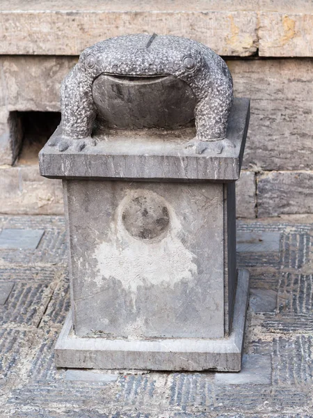 Stenen pad standbeeld in de buurt temple — Stockfoto