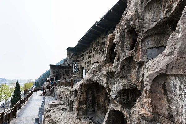 Cuevas y grutas en la pendiente de longmen colina oeste —  Fotos de Stock