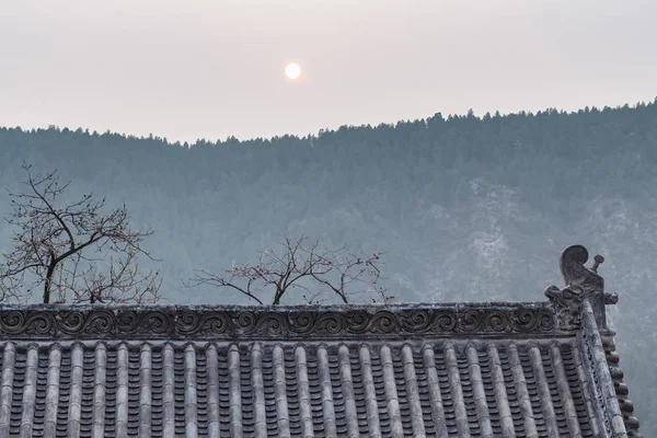 龍門の東の丘の上の塔の屋根の上の太陽 — ストック写真