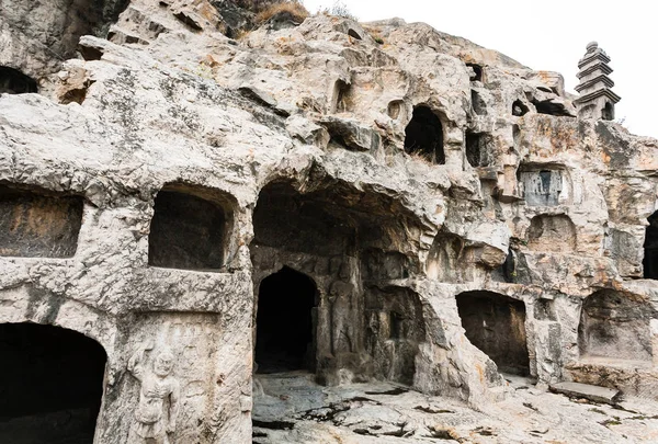 Vyřezávané haly a jeskyně v západním kopci v Longmen — Stock fotografie