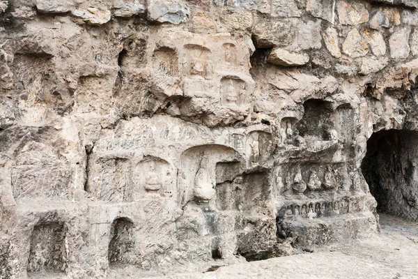 Rzeźbione ściany i jaskinie w zachodniego wzgórza w Longmen — Zdjęcie stockowe
