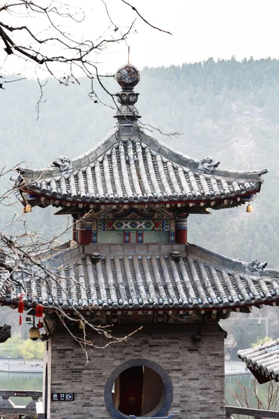 Wieża rozciągacza na wschód wzgórze jaskinie dziesięciu tysięcy buddów — Zdjęcie stockowe