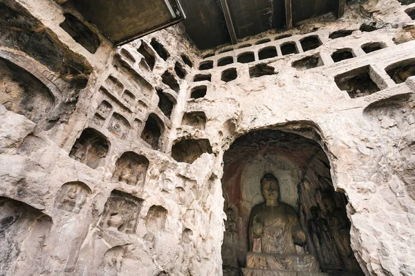 Grotte de Binyang moyen avec sculptures à Longmen — Photo