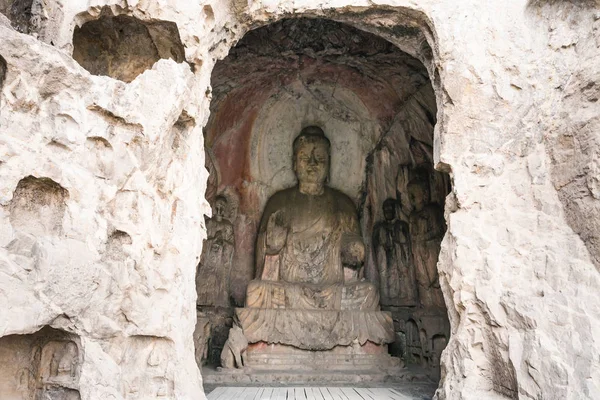 Orta Binyang mağara Longmen oyulmuş resimler ile — Stok fotoğraf