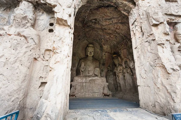 Grotta di Binyang centrale con statua Sakyamuni — Foto Stock