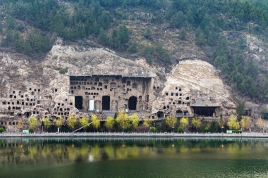 Mağaralar Longmen mağarasını Batı tepede görünümünü