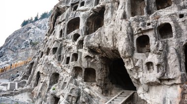 Batı tepenin yamacında mağaralarda yakınındaki ziyaretçi