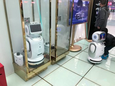 insan ile promosyon robotlar salonda oynuyor