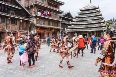 turistler ve aktörler halk merkezi kare üzerinde