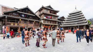 turistler ve yuvarlak dans Meydanı'Chengyang