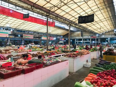 Yangshuo Town sebze pazarı üzerinde kişi