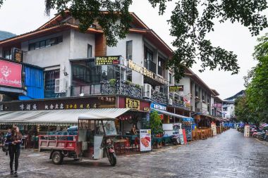 insanlar alışveriş caddesi Yangshuo Town üzerinde