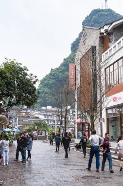 İnsanlar sokakta Yangshuo şehir bahar