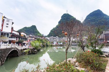 fenerler ve köprü Yangshuo Town ile ağacı