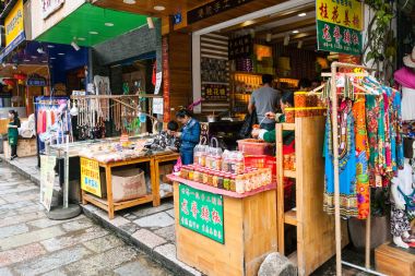 Yangshuo City alışveriş caddesi arket tezgahları