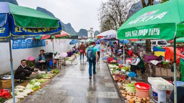 Yangshuo içinde Sokak açık sebze markert