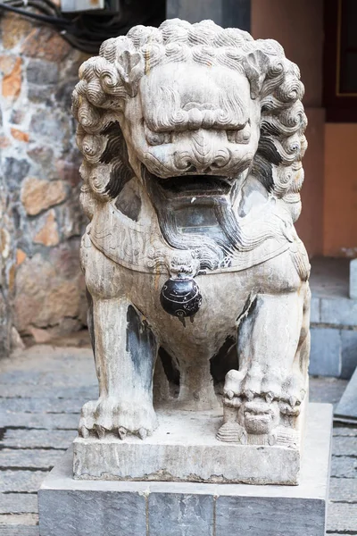 Stone lion statue near temple — Stock Photo, Image