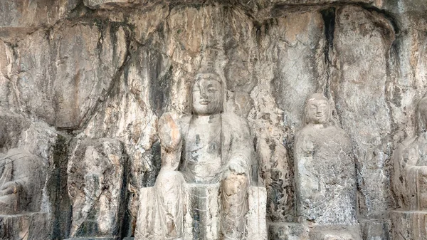 龍門石窟に彫られた仏像 — ストック写真