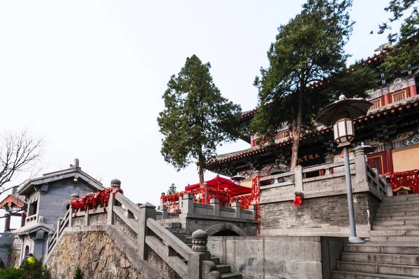 Κτίρια του ναού Xiangshan στον λόφο ανατολικά — Φωτογραφία Αρχείου