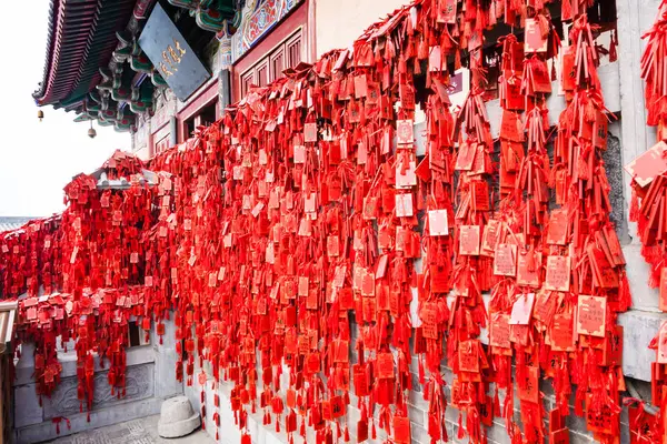 Señales rojas en Temple on East Hill en Longmen — Foto de Stock