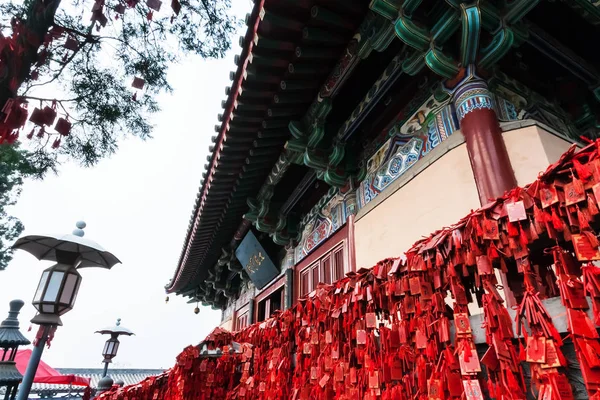 Plaques rouges sur Temple sur East Hill à Longmen — Photo