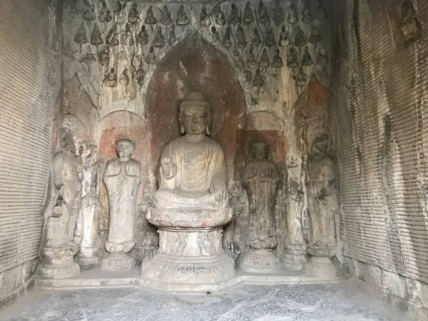 Carved figures with Sakyamuni statue in Grotto — Stock Photo, Image