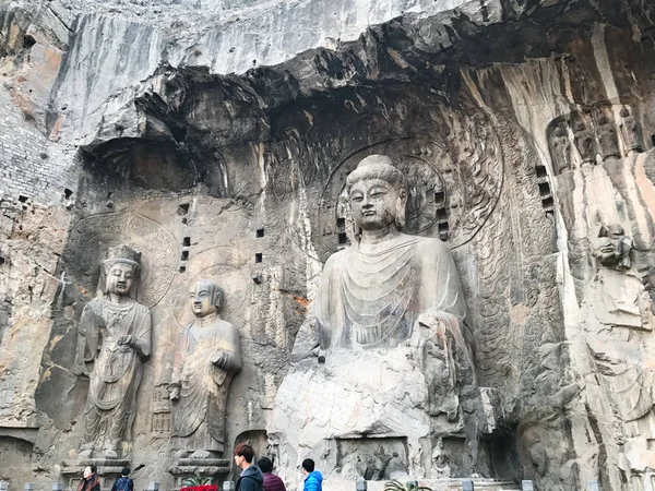 Pessoas perto da grande estátua Vairocana em Gruta — Fotografia de Stock