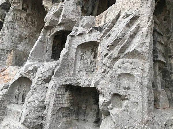 Cavernas esculpidas e quartos em Longmen Grutas — Fotografia de Stock
