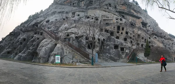 Batı Hill Panoraması Longmen mağaralarda ile — Stok fotoğraf