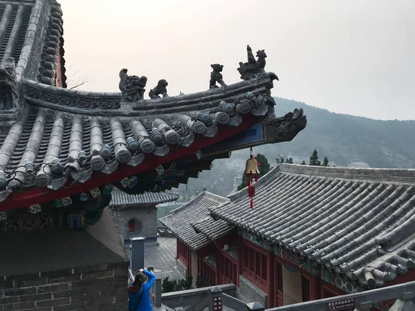 Touriste prendre des photos de Temple sur East Hill — Photo