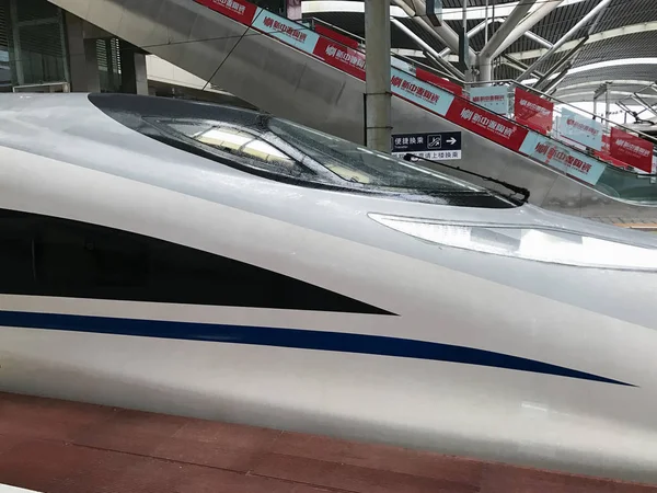 高速列车在中国的火车站 — 图库照片