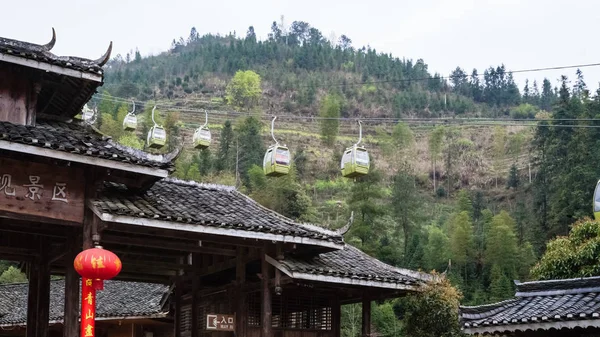 Seilbahn und Tor des Dorfes Dazhai im Frühling — Stockfoto