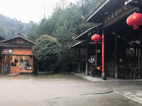 Snack-bar près de la porte du village de Dazhai Longsheng — Photo