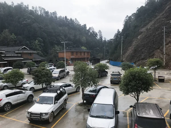 Turismos en el estacionamiento cerca de la puerta de Dazhai Longsheng —  Fotos de Stock